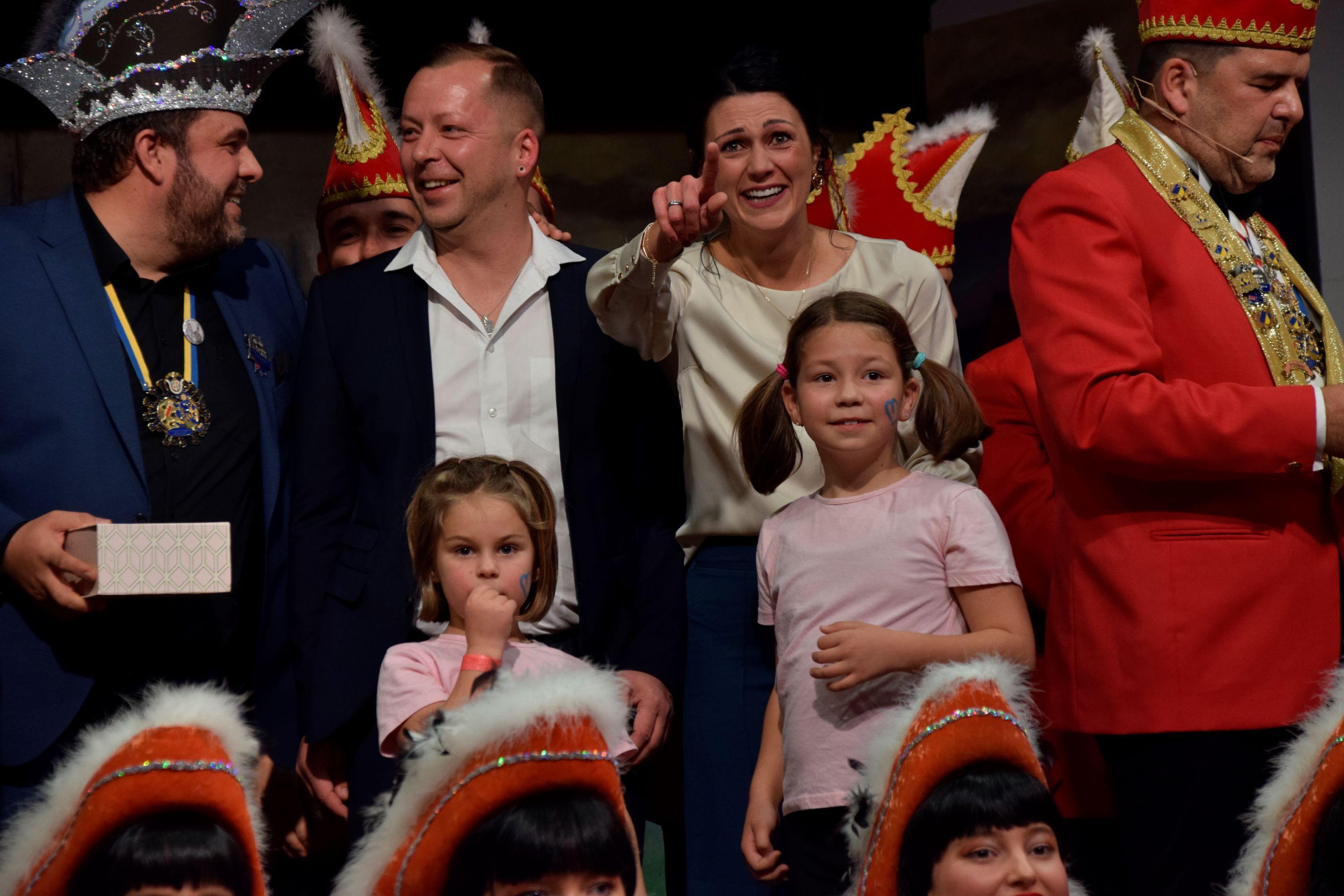 Wie üblich beschrieb er zunächst das Paar, ohne die Namen der beiden zu nennen. Die Töchter der diesjährigen Würdenträger erkannten sie irgendwann als ihre Eltern - und jauchzten begeistert.