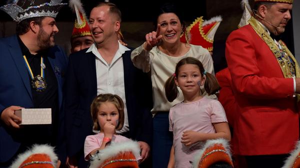 Wie üblich beschrieb er zunächst das Paar, ohne die Namen der beiden zu nennen. Die Töchter der diesjährigen Würdenträger erkannten sie irgendwann als ihre Eltern - und jauchzten begeistert.