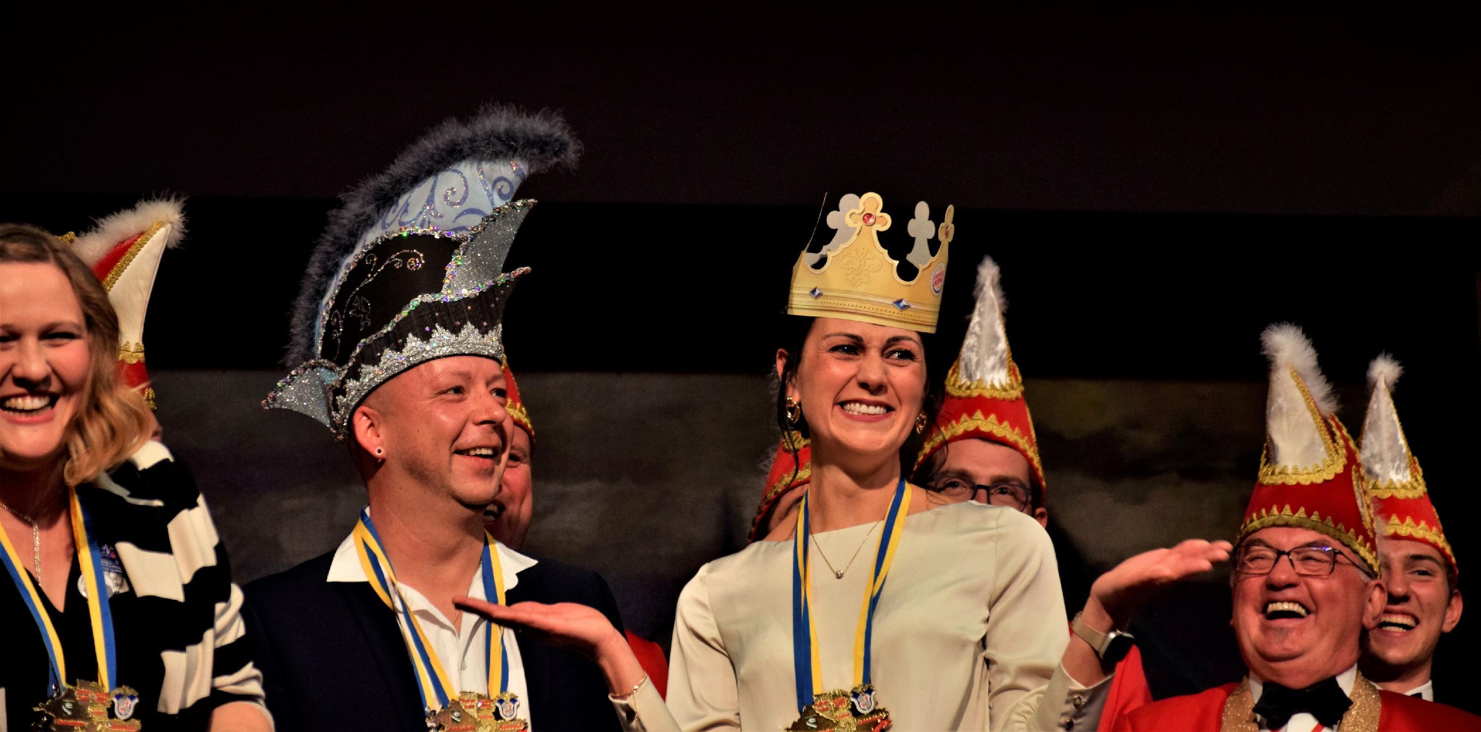 Dann lüftete Präsident Geiger das bestgehütete Geheimnis Treuchtlingens, stellte der Versammlung das neue Prinzenpaar vor und bat Ihre Tollitäten auf die Bühne: Svenja I. und René I. (Görke), wo sie mit großem Applaus empfangen wurden.