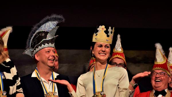 Dann lüftete Präsident Geiger das bestgehütete Geheimnis Treuchtlingens, stellte der Versammlung das neue Prinzenpaar vor und bat Ihre Tollitäten auf die Bühne: Svenja I. und René I. (Görke), wo sie mit großem Applaus empfangen wurden.