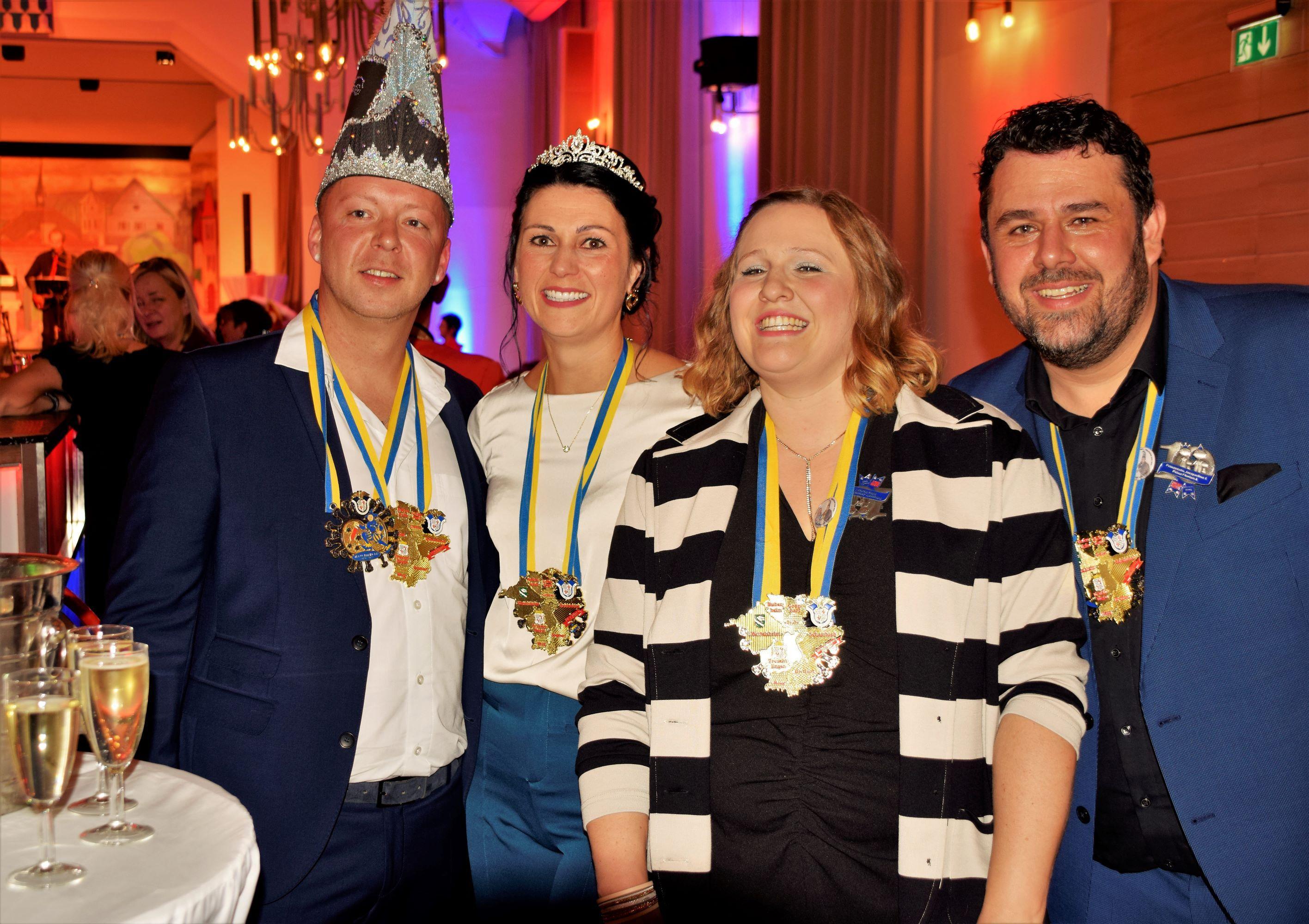 Das bisherige Prinzenpaar übergab nach dreijähriger Amtszeit die Insignien an seine Nachfolger und wünschte ihnen dafür viel Glück und Spaß.