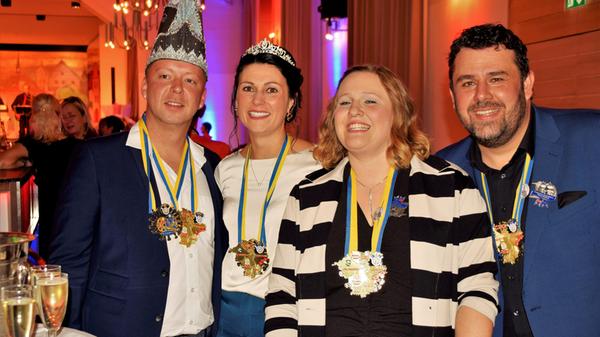 Das bisherige Prinzenpaar übergab nach dreijähriger Amtszeit die Insignien an seine Nachfolger und wünschte ihnen dafür viel Glück und Spaß.