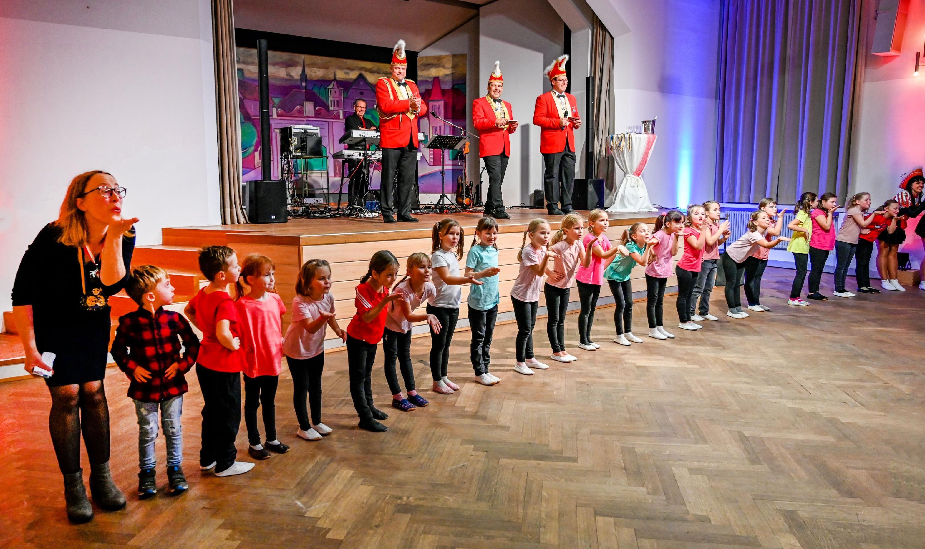 Auch sie freuten sich auf ihren Auftritt bei der Faschingsdämmerung: Die Kleinsten unter den Gardisten.