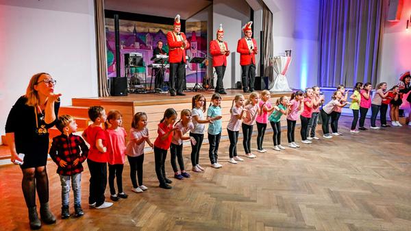 Auch sie freuten sich auf ihren Auftritt bei der Faschingsdämmerung: Die Kleinsten unter den Gardisten.