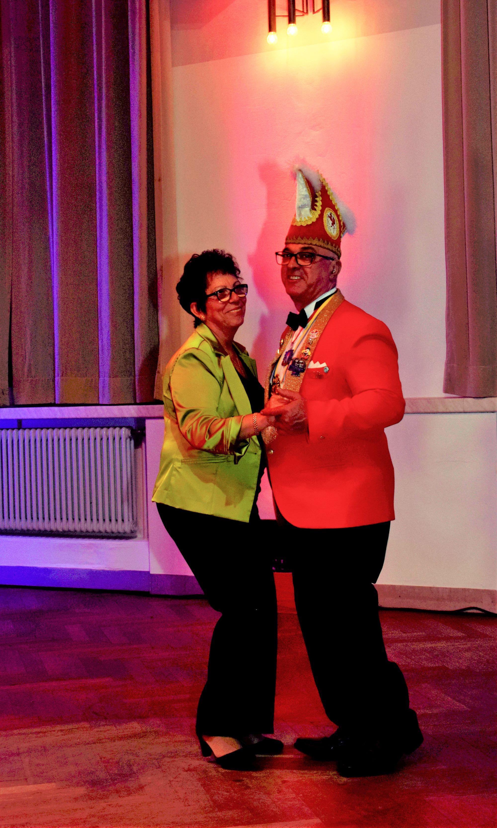 Nach dem offiziellen Programm ging der Abend dann in ein buntes Treiben mit Tanz und Barbetrieb über. 