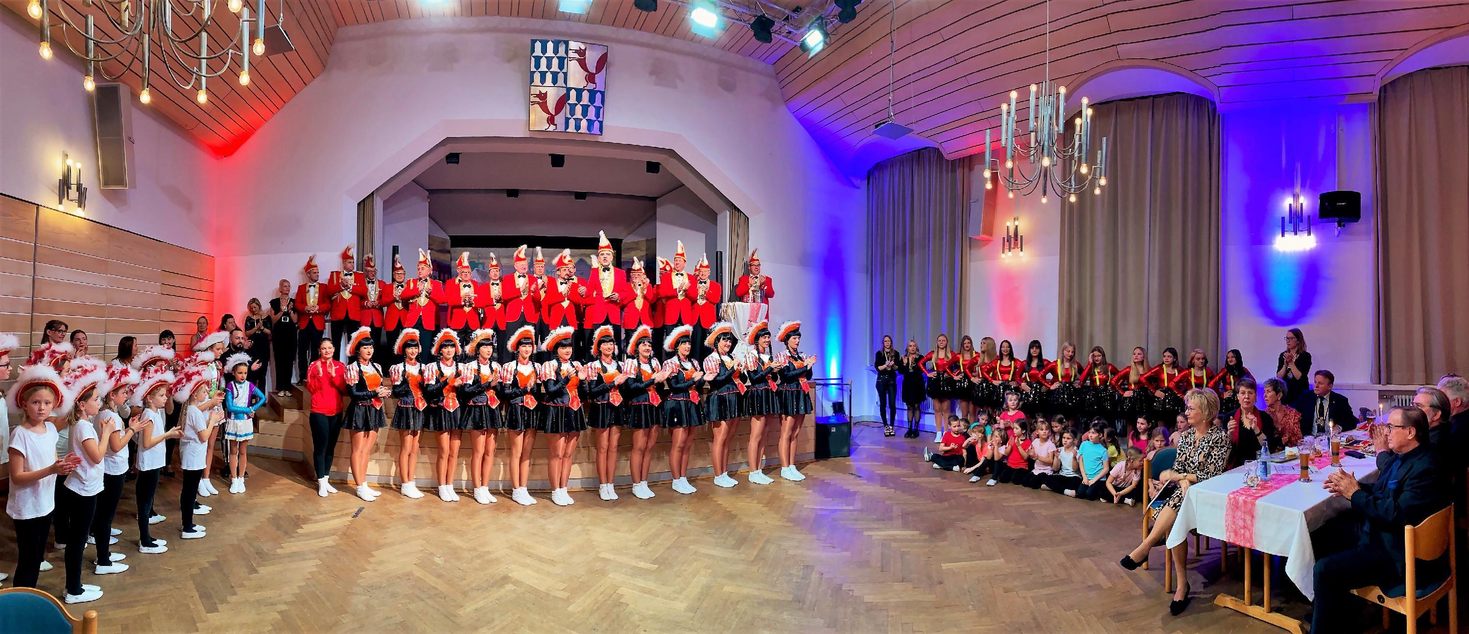 Und hier noch ein paar Eindrücke vom beeindruckenden Gardetanz der KG.