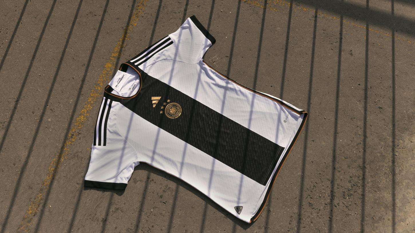 Im August präsentierte Adidas die neuen Deutschland-Trikots erstmals der Öffentlichkeit - die Fans scheinen sich mit dem Kauf bisher aber zurückzuhalten.