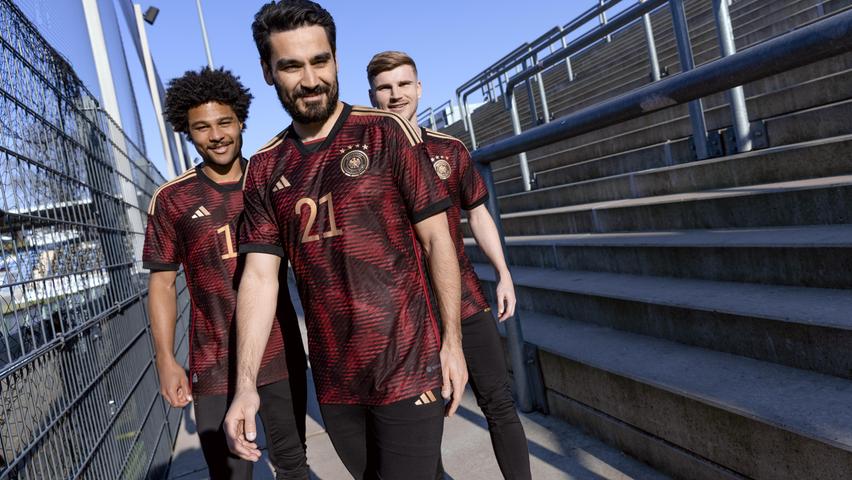 Bei Auswärtsspielen trägt die deutsche Nationalmannschaft bei der WM in Katar Rot-Schwarz.