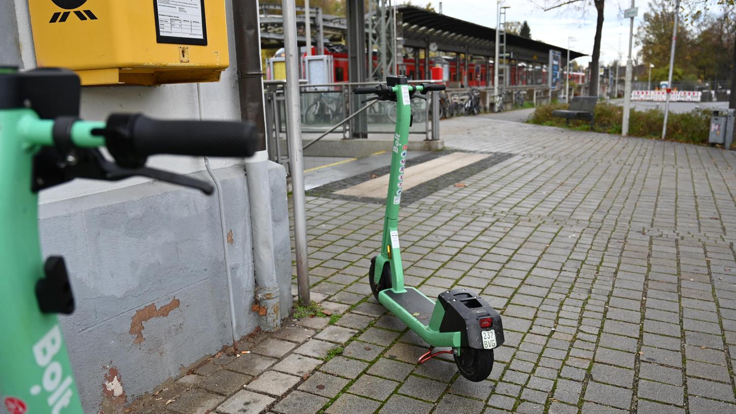 Die Bahnhöfe in Schwabach und Roth gelten als Hotspot für die Nutzer von E-Scootern.
