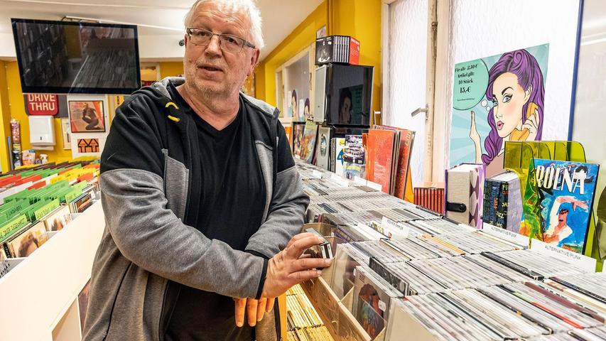 Joachim Lifka kauft für sein "Musicland" regelmäßig CD- und Vinylsammlungen und interessante Einzelstücke, weshalb er viele seltene Sachen im Sortiment hat.