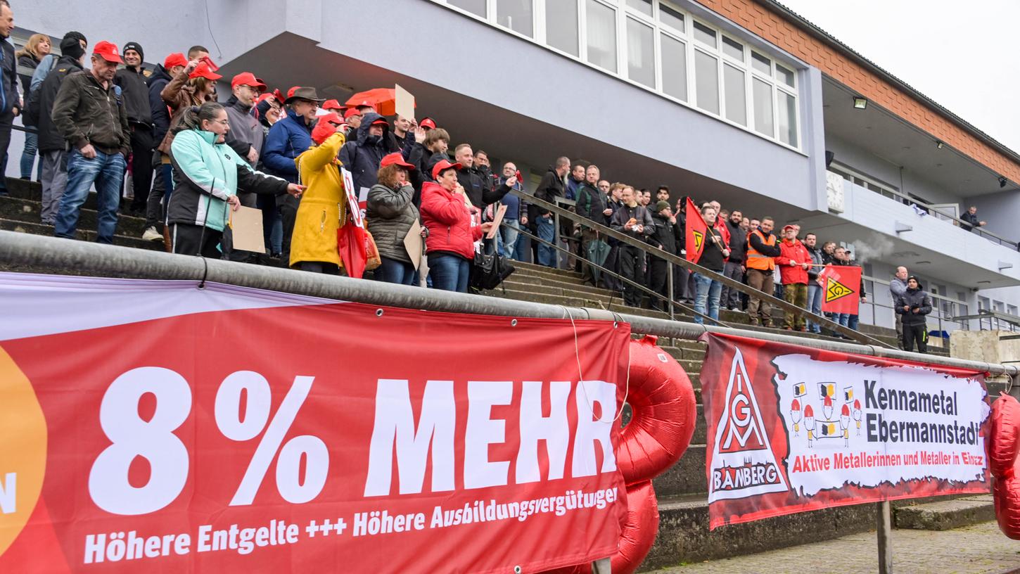 Der Warnstreik geht weiter: Jetzt fand im Stadion des TSV Ebermannstadt eine Kundgebung statt.