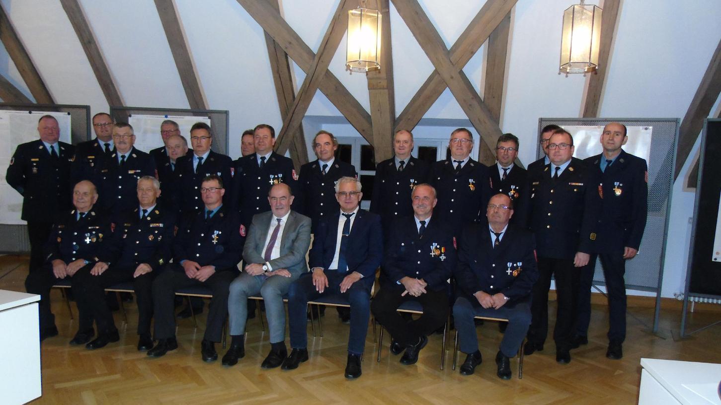 15 Aktive der Feuerwehren Berching sind seit 40 Jahren (unser Foto) und weitere 24 sind seit 25 Jahren dabei. Sie alle wurden von Landrat Willibald Gailler stellvertretend für den By. Innenminister geehrt. 
