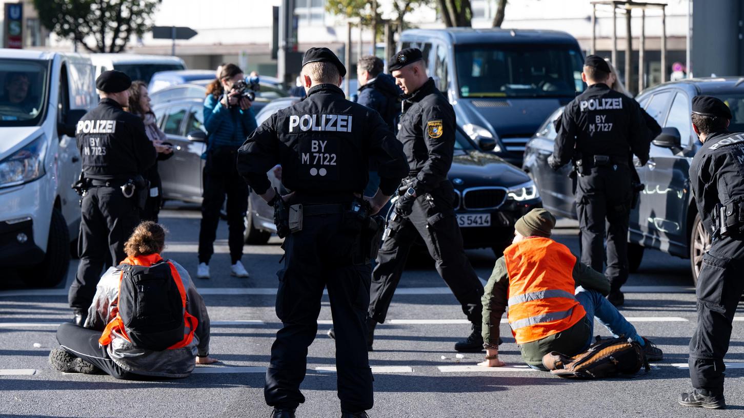 Mehrere Klimaaktivisten, die sich in München auf der Straße festgeklebt wurden, sind in München in Gewahrsam. Einer von ihnen hat nun zu einer drastischen Maßnahme gegriffen. Mehrere Klimaaktivisten, die sich in München auf der Straße festgeklebt wurden, sind in München in Gewahrsam. Einer von ihnen hat nun zu einer drastischen Maßnahme gegriffen.