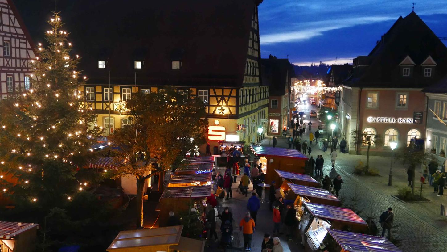 Am zweiten Adventswochenende erstreckt sich der Neustädter Weihnachtsmarkt vom Zentrum aus über weite Teile der Altstadt und bietet einen Anziehungspunkt für Besucher aus der ganzen Region.
