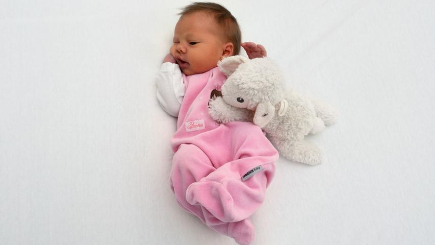 Am 13. November wurde die kleine Antonia im Klinikum Nürnberg-Süd willkommen geheißen. Zur Geburt wog sie 3930 Gramm und war 54 Zentimeter groß. 