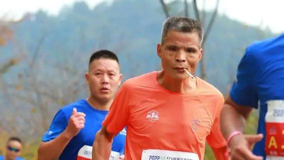 Chinese legt Marathon kettenrauchend zurück - und wird zu Internet-Phänomen
