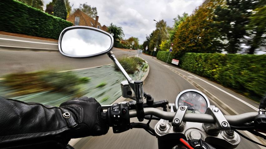 In Unterfranken hat sich ein Motorradfahrer im November gleich dreimal binnen weniger Minuten blitzen lassen und sich dabei gefilmt. Der Mann war am 12. November dreimal mit etwa 115 Kilometern pro Stunde auf einer Landstraße zwischen Michelau im Steigerwald (Landkreis Schweinfurt) und Rauhenebrach (Landkreis Haßberge) von einem Blitzer aufgenommen - erlaubt waren 100 Kilometer pro Stunde. In Unterfranken hat sich ein Motorradfahrer im November gleich dreimal binnen weniger Minuten blitzen lassen und sich dabei gefilmt. Der Mann war am 12. November dreimal mit etwa 115 Kilometern pro Stunde auf einer Landstraße zwischen Michelau im Steigerwald (Landkreis Schweinfurt) und Rauhenebrach (Landkreis Haßberge) von einem Blitzer aufgenommen - erlaubt waren 100 Kilometer pro Stunde.