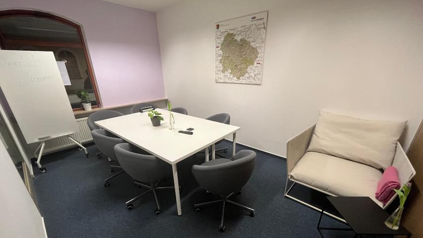 Zusätzlich steht auch ein Meeting-Raum zur Verfügung, der getrennt gebucht werden kann. 