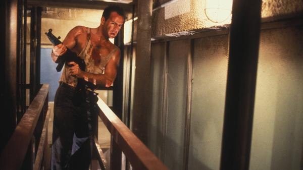 Eigentlich ist der erste Teil der "Stirb langsam"-Reihe viel mehr Actionklassiker als Weihnachtsfilm: Bruce Willis spielt einen Polizisten, der es im Alleingang mit mutmaßlichen Terroristen aufnimmt, die ein Hochhaus besetzen und Geiseln genommen haben. Eine der Geiseln ist seine Frau, die anderen ihre Kollegen. Allerdings spielt der Film zur Vorweihnachtszeit auf einer Weihnachtsfeier. Somit sieht man reichlich Weihnachtsdeko, Weihnachtslieder erklingen - und immer wieder wird geschossen.