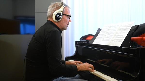 Eine Reportage über die Aufnahme des Liedes lesen Sie hier.