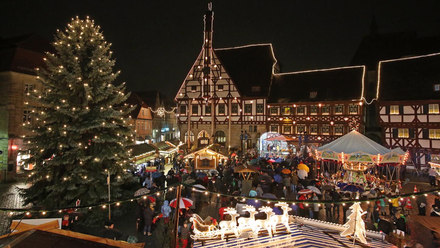 Lang ist es her: Das Rathaus (das sonst immer zum "Schönsten Adventskalender der Welt" wird) bleibt vorerst eine Sanierungs-Großbaustelle, der Adventskalender findet trotzdem nur wenige Hundert Meter entfernt satt: als Projektion an der Kaiserpfalz-Fassade.