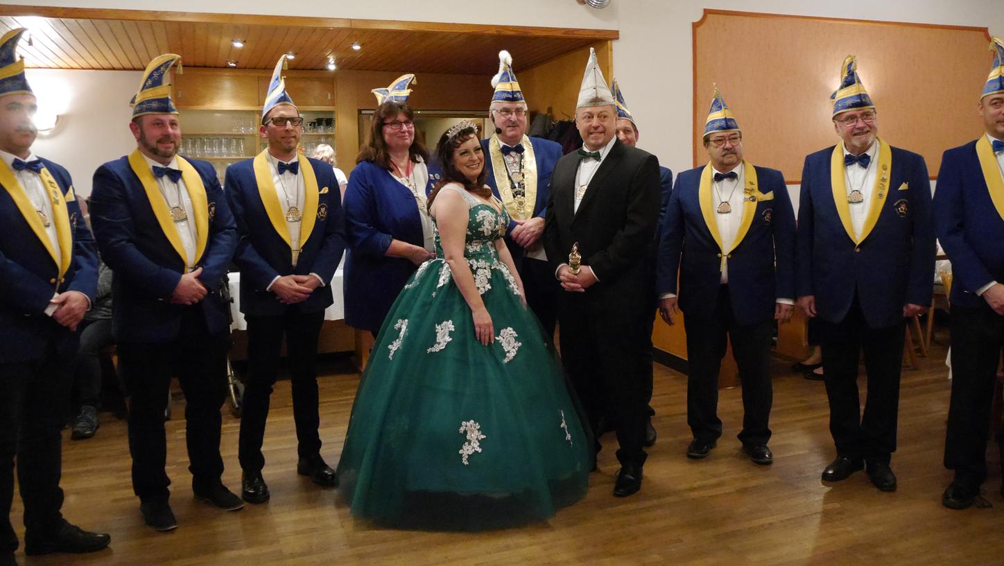 Prinz Bernd I. und Prinzessin Patricia I. mit dem Vorstand der Happurger Faschingsfreunde Helau. Prinz Bernd I. und Prinzessin Patricia I. mit dem Vorstand der Happurger Faschingsfreunde Helau.