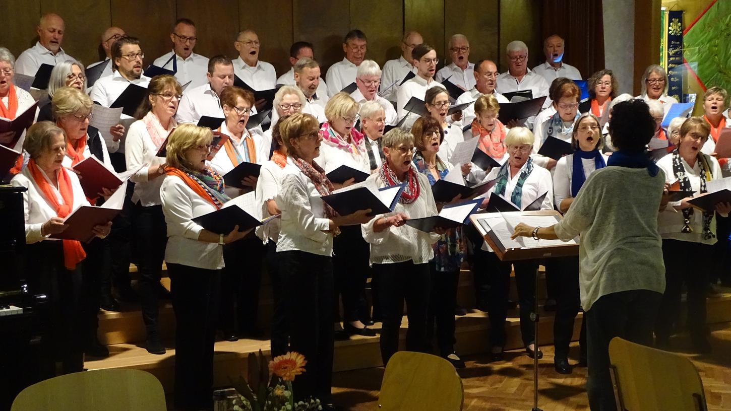 Ein bunter Abend mit viel Gesang und einigen Ehrungen wurde zum Jubiläum der Sängerhalle in Hartmannshof gestaltet. Ein bunter Abend mit viel Gesang und einigen Ehrungen wurde zum Jubiläum der Sängerhalle in Hartmannshof gestaltet.
