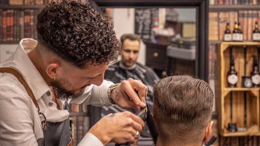 Laut Kundenrezensionen stellt Barber Nicu in der Schweinauer Hauptstraße 25 seine Kunden immer zufrieden. Ein weiterer Beleg dafür ist ein starker siebter Platz im Barber-Voting 2022.
