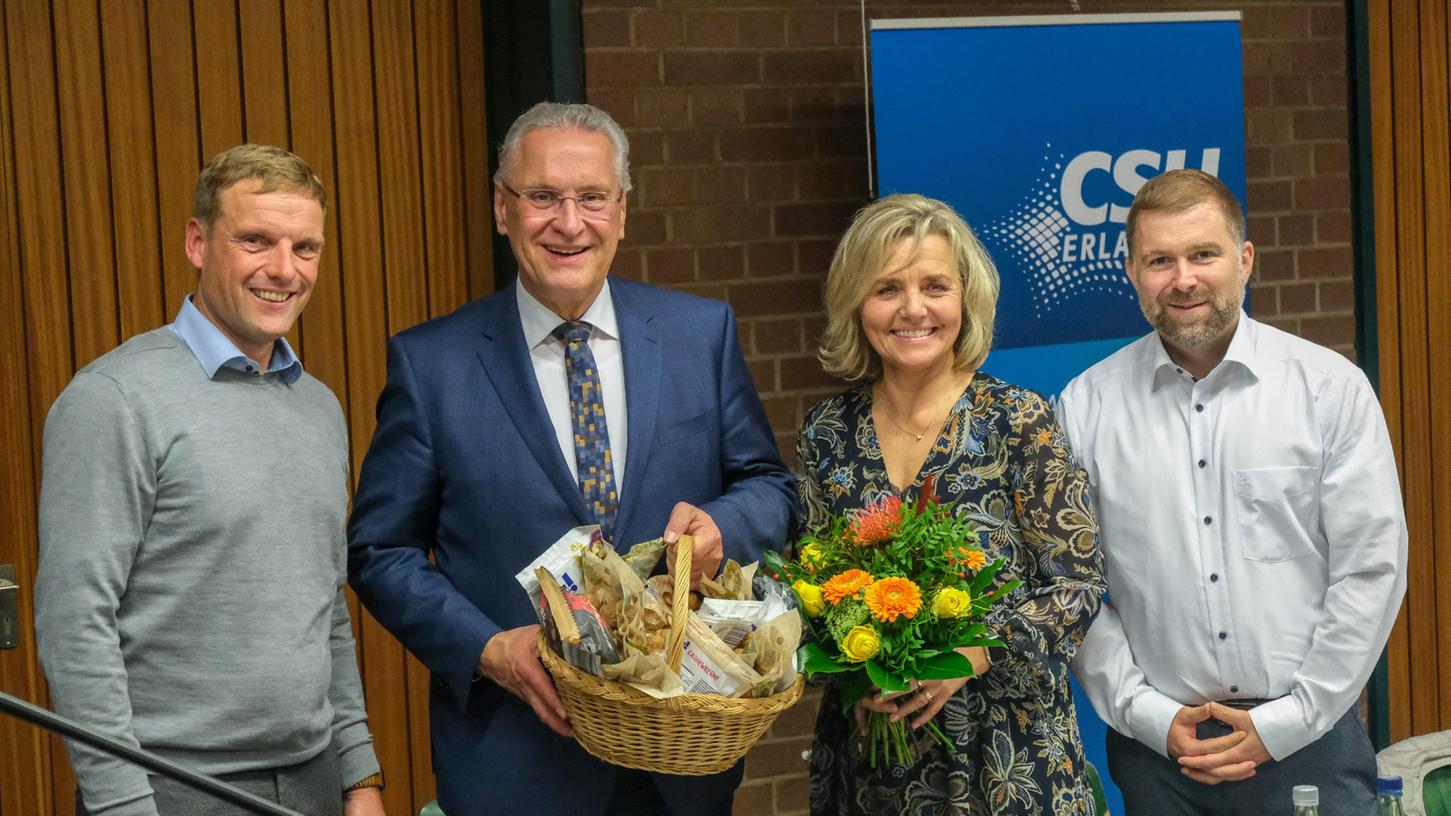 Die Kandidaten der Erlanger CSU für Landtags- und Bezirkstagswahl, Joachim Herrmann und Alexandra Wunderlich (M.) Die Kandidaten der Erlanger CSU für Landtags- und Bezirkstagswahl, Joachim Herrmann und Alexandra Wunderlich (M.)