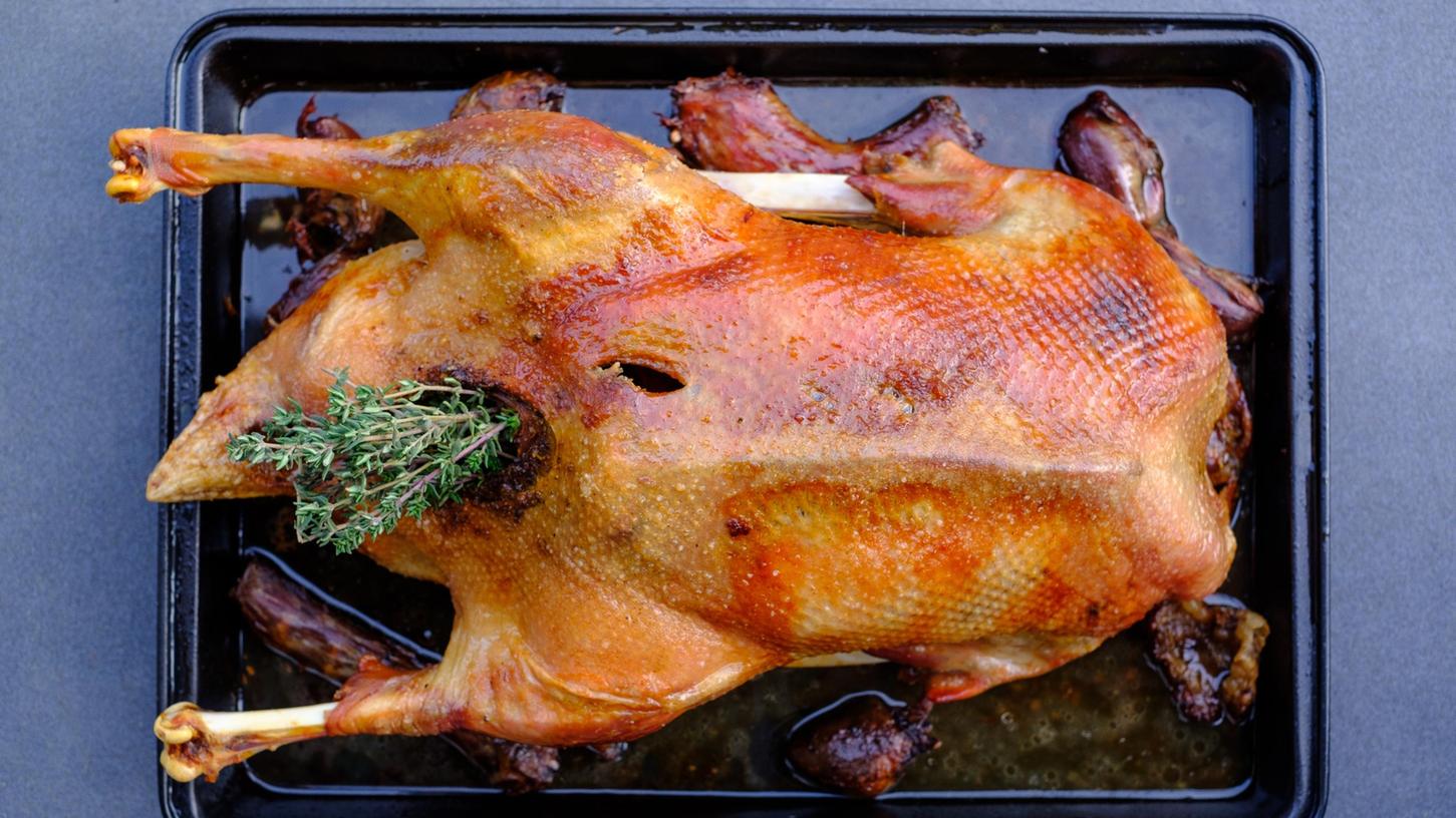 Jetzt werden die Gänse wieder in den Ofen geschoben. Unsere glücklichen Gewinner können sich über ein Essen im Gasthof Güthlein freuen. Jetzt werden die Gänse wieder in den Ofen geschoben. Unsere glücklichen Gewinner können sich über ein Essen im Gasthof Güthlein freuen.