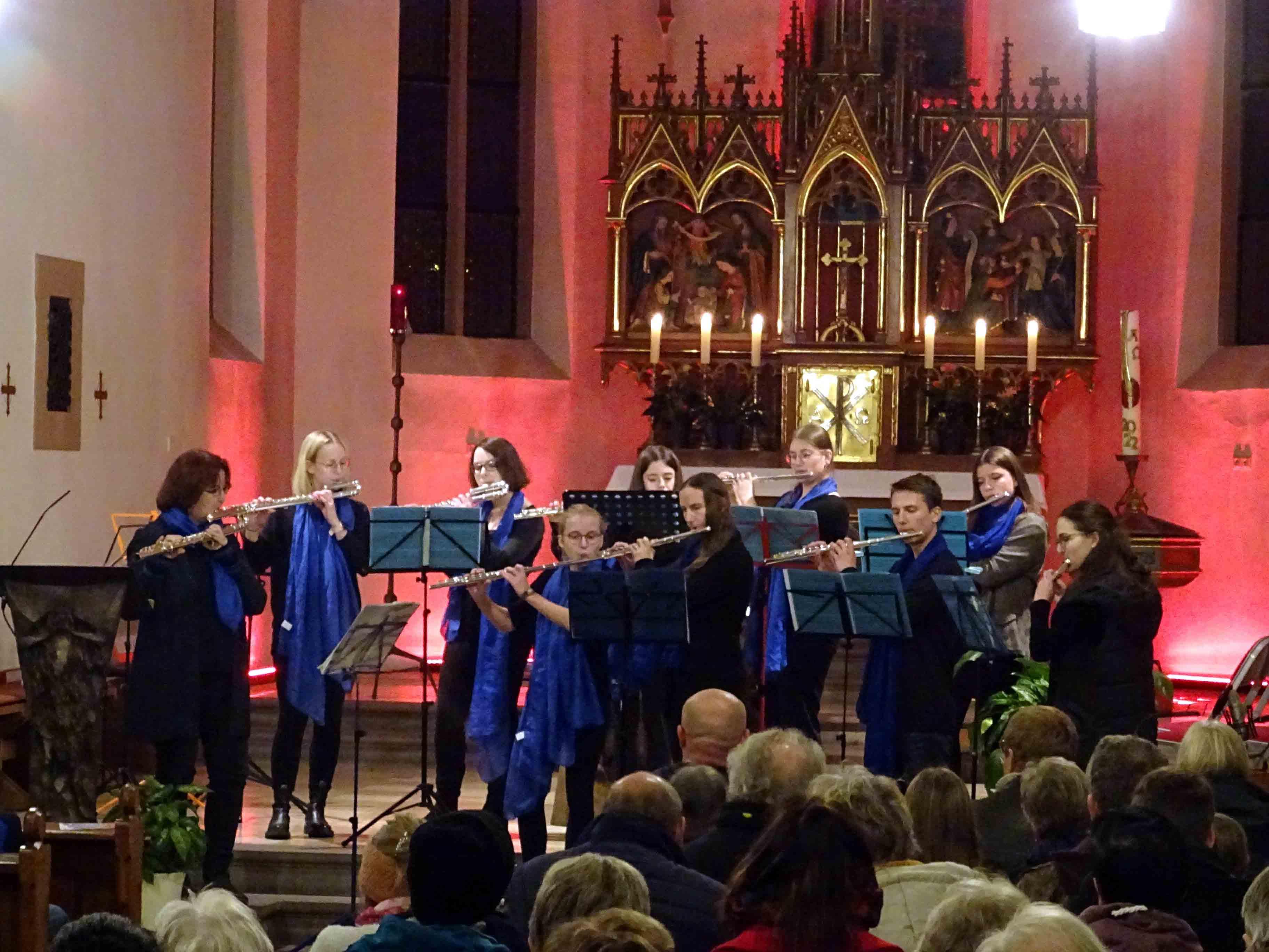 Das Flötenensemble "Flautissima" bot unter der Leitung von Ulrike Doepfer das Allegro aus William Boyces "Symphony Nr1" dar. Das Flötenensemble "Flautissima" bot unter der Leitung von Ulrike Doepfer das Allegro aus William Boyces "Symphony Nr1" dar.