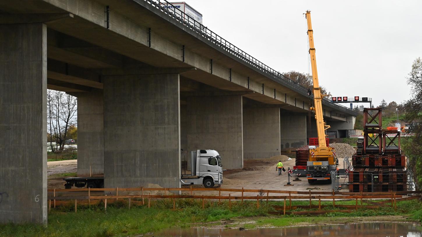 Die Autobahn A3 wird bis Ende 2025 auf einer Länge von 76 Kilometer sechsstreifig ausgebaut. Dafür wird die Brücke über das Aurachtal abgerissen. Die Vorbereitungen laufen bereits. Die Autobahn A3 wird bis Ende 2025 auf einer Länge von 76 Kilometer sechsstreifig ausgebaut. Dafür wird die Brücke über das Aurachtal abgerissen. Die Vorbereitungen laufen bereits.