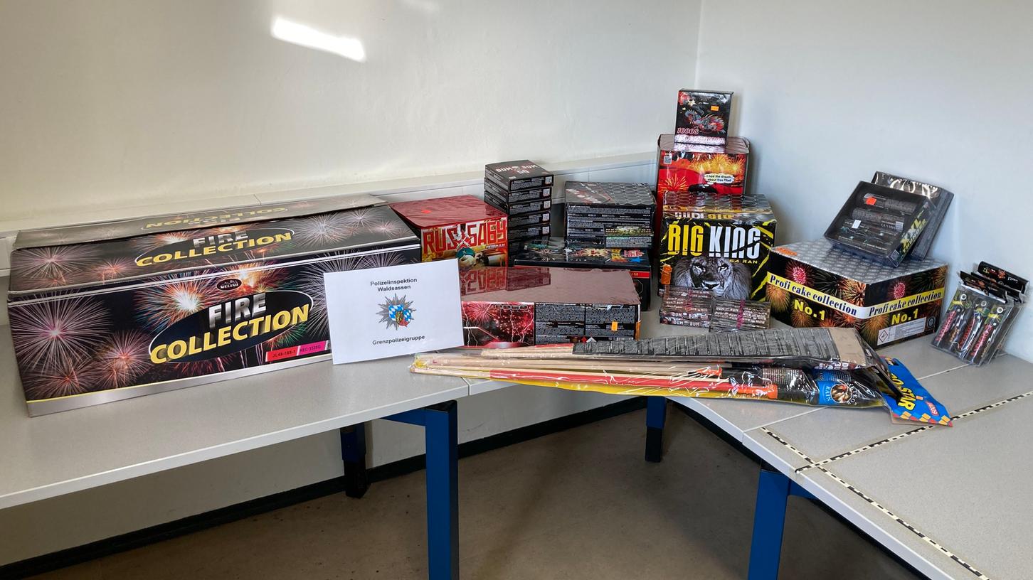 Diese illegalen Raketen und Kracher wurden bei Kontrollen nahe der tschechischen Grenze sicher gestellt. Diese illegalen Raketen und Kracher wurden bei Kontrollen nahe der tschechischen Grenze sicher gestellt.