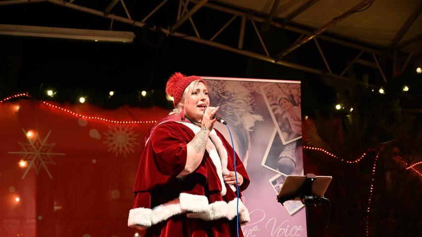 In den Abendstunden hatte nicht der Coca-Cola Weihnachtsmann sondern Miss Santa alias Nadine Voice einen Auftritt.