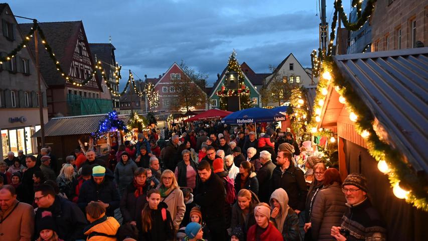 Die Eröffnung des Christkindlesmarkts am Donnerstagabend war gut besucht, zahlreiche Menschen drängten sich zwischen den Gassen.
