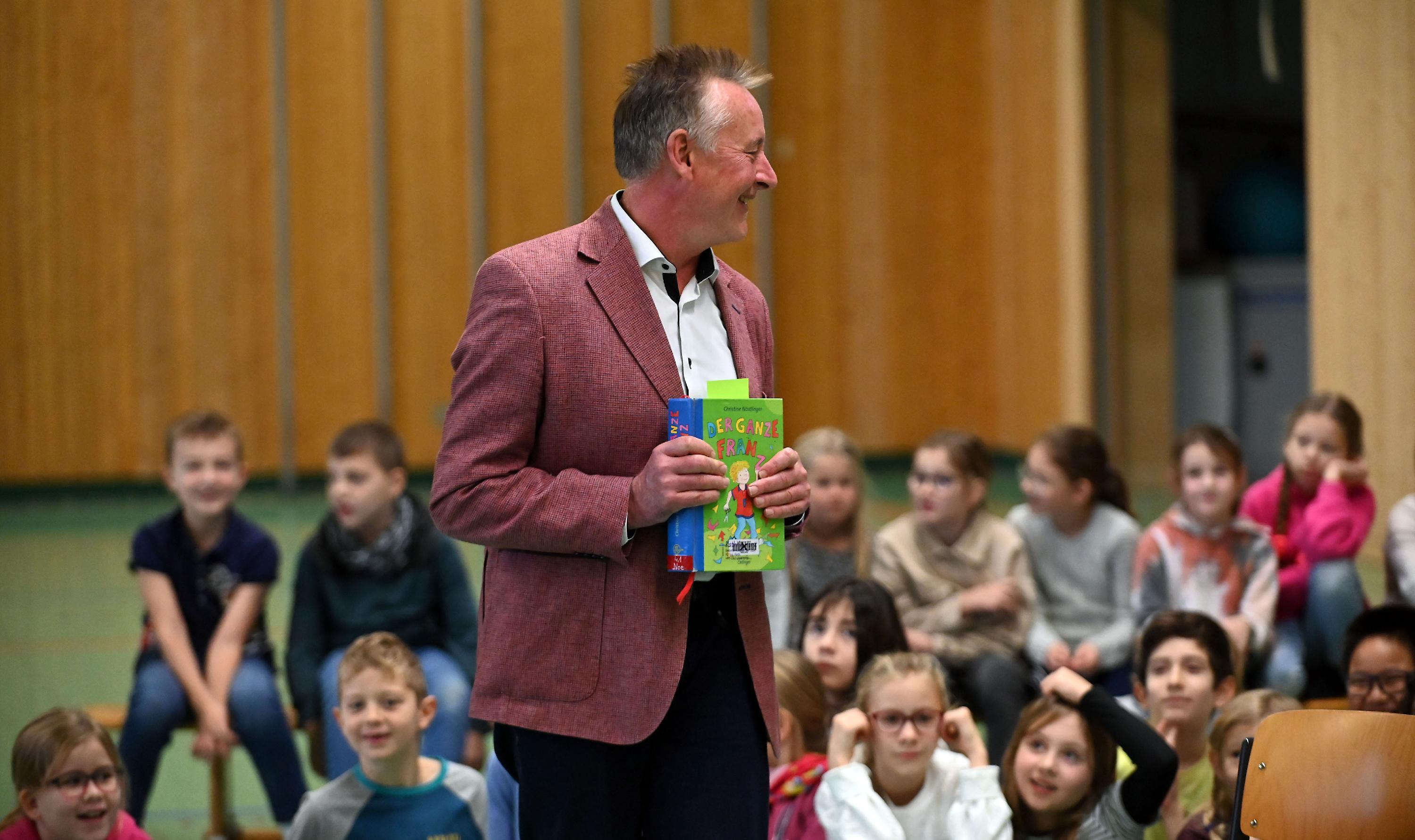 Die Grundschule Unterfarrnbach will mit Büchern hoch hinaus