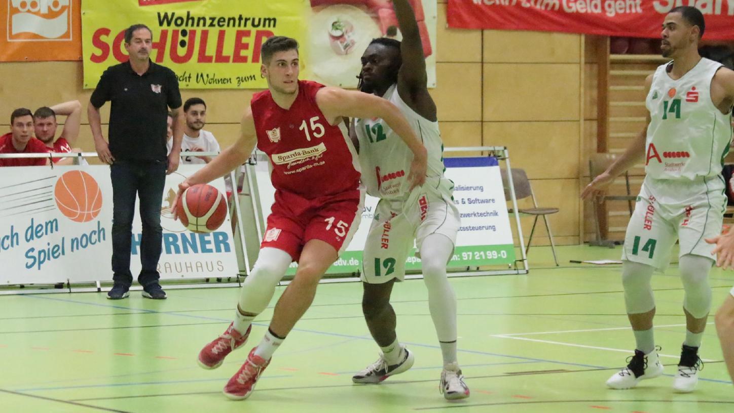 Luca Wörrlein (am Ball) ist mit bislang 22,7 Punkten pro Spiel der erfolgreichste Werfer der VfL-Baskets. Er und sein Team hoffen nach zuletzt drei Auswärtsspielen (hier in Ansbach) und vier Niederlagen in Folge auf einen Sieg im Heimspiel gegen Unterhaching.  