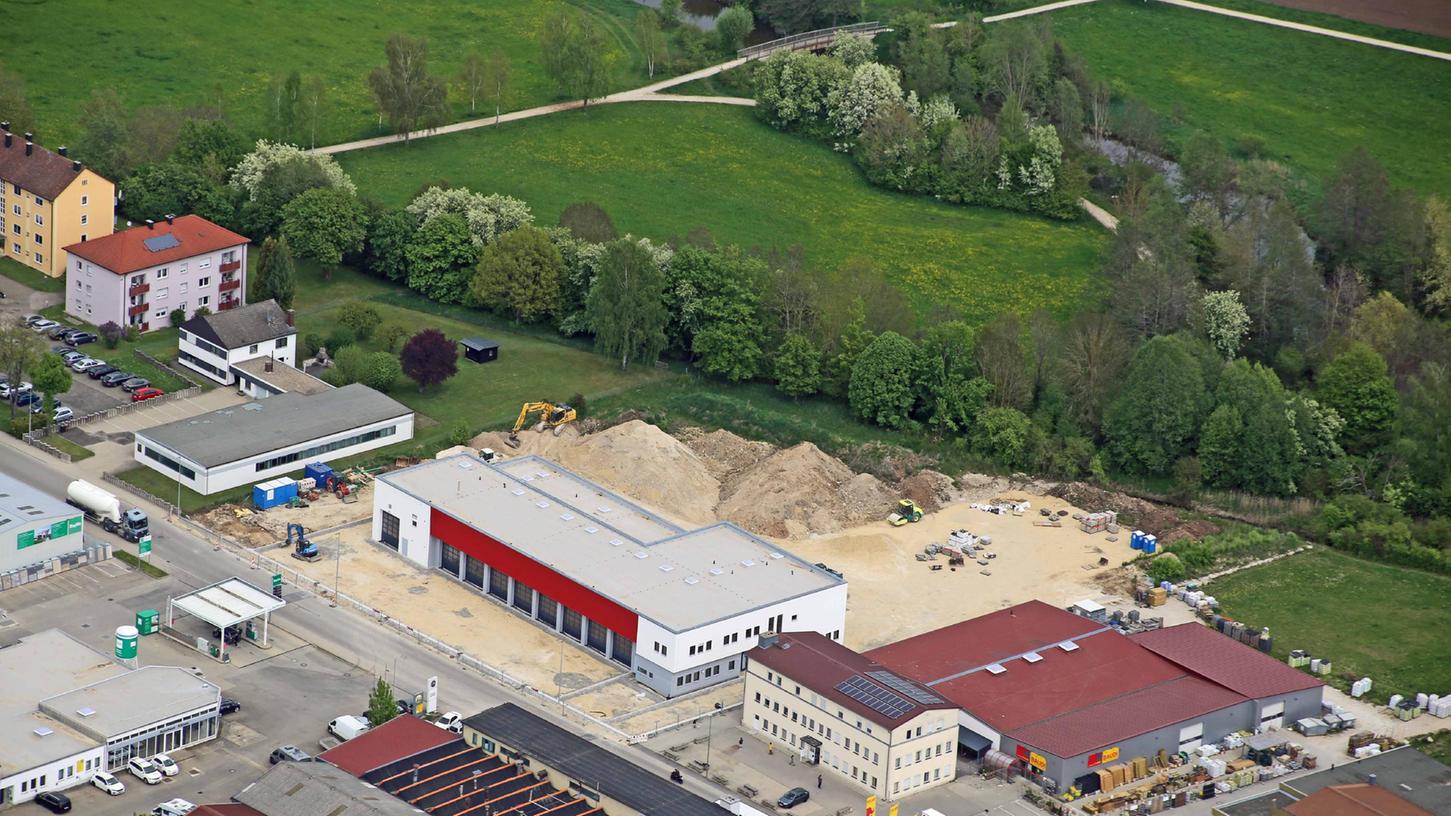Dieses Bild zeigt das Feuerwehrgerätehaus im Mai 2022 - Damals fehlten noch der Übungsturm und die komplette Inneneinrichtung.