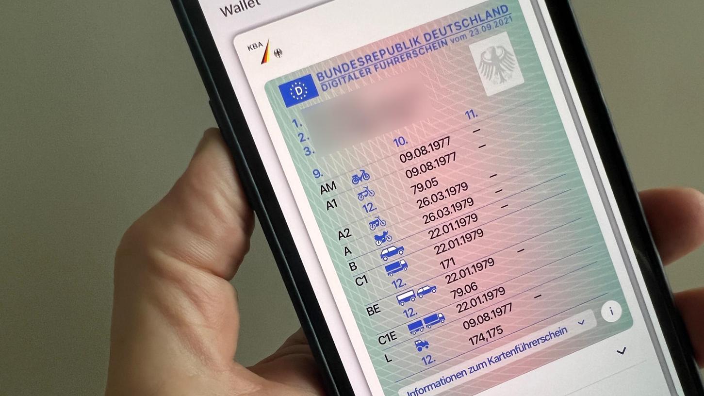 Eine Art Eintagsfliege aus dem Herbst 2021: Die inzwischen gelöschte App "ID Wallet" mit der digitalen Variante eines Führerscheins. Christian Beer aus Zirndorf aber trägt solch ein Exemplar nach wie vor im Smartphone mit sich herum. Und nicht nur das...
