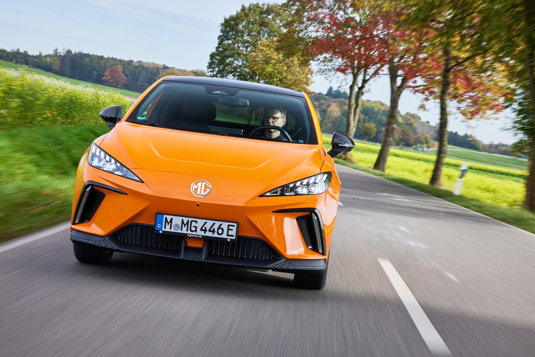 Das "Standard"-Modell leistet 125 kW/170 PS und arbeitet mit einer Lithium-Eisen-Phosphat-Batterie, 51 kWh Energieinhalt sollen für 350 Kilometer Strecke reichen.