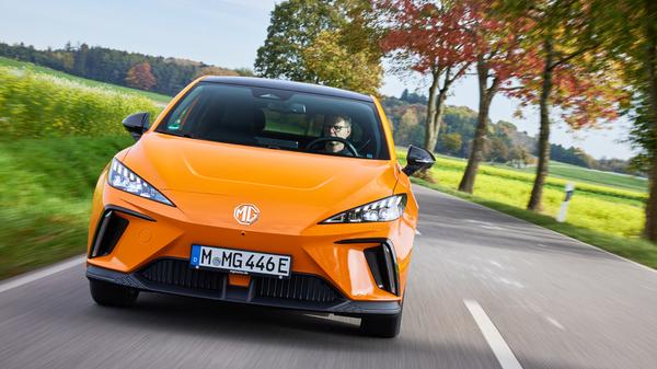 Das "Standard"-Modell leistet 125 kW/170 PS und arbeitet mit einer Lithium-Eisen-Phosphat-Batterie, 51 kWh Energieinhalt sollen für 350 Kilometer Strecke reichen.