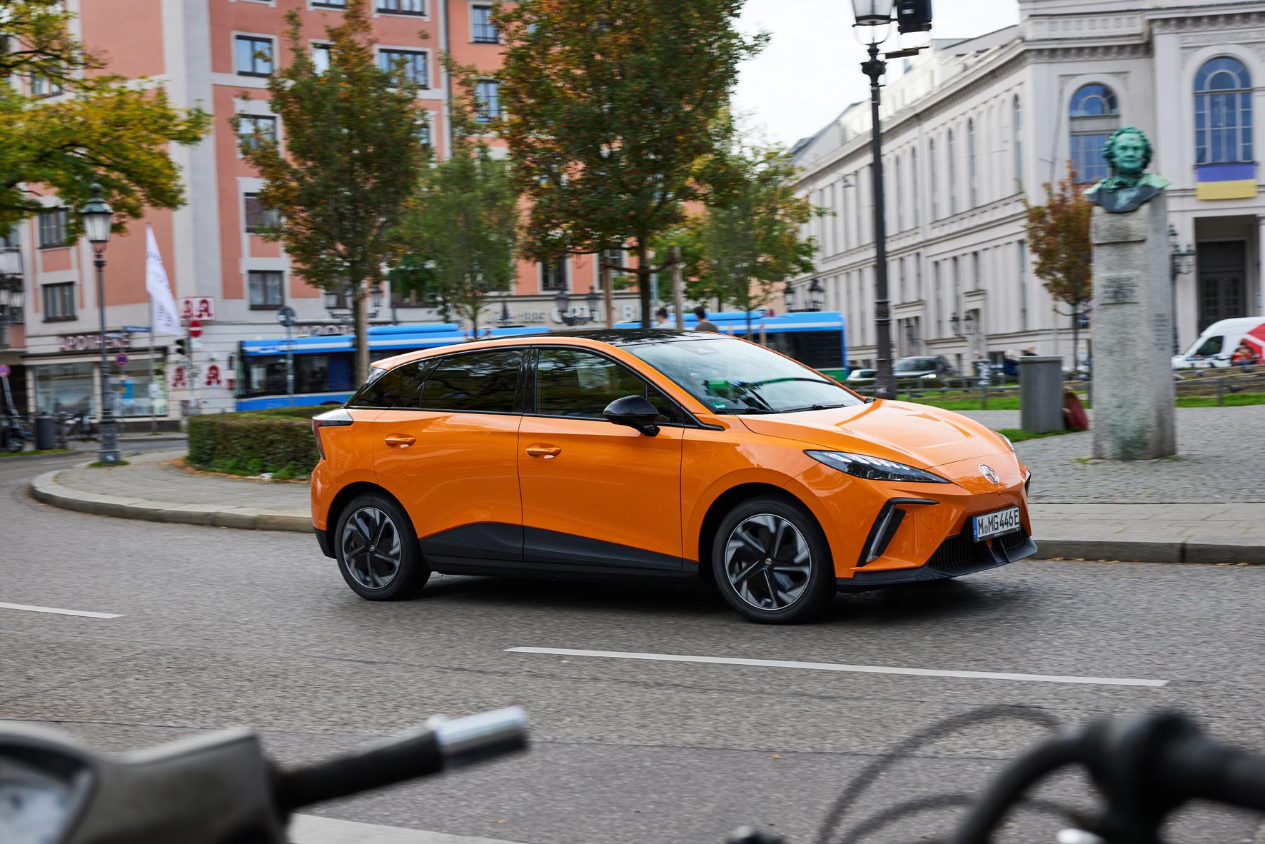 Die Versionen "Comfort" und "Luxury" hingegen können auf 150 kW/204 PS sowie einen sehr flachen Nickel-Kobalt-Mangan-Akku mit 64 kWh für 450 beziehungsweise (Luxury) 435 Kilometer Reichweite zurückgreifen.