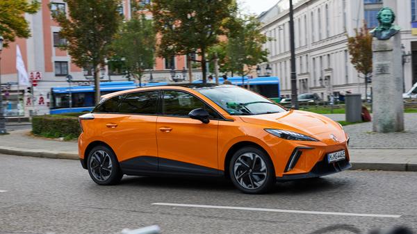 Die Versionen "Comfort" und "Luxury" hingegen können auf 150 kW/204 PS sowie einen sehr flachen Nickel-Kobalt-Mangan-Akku mit 64 kWh für 450 beziehungsweise (Luxury) 435 Kilometer Reichweite zurückgreifen.