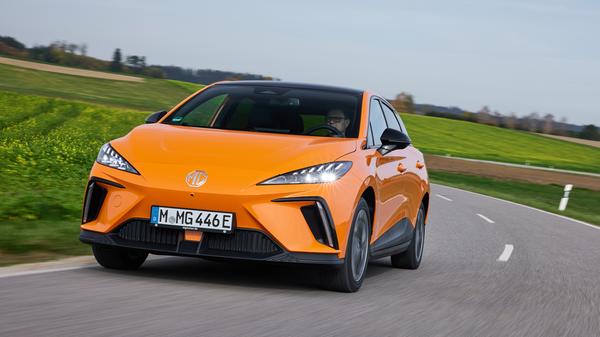 Die Designer haben dem MG4 Electric scharfe Kanten ins Blech gebügelt und der Front eine aggressive Miene verliehen. Dieser Farbton heißt "Fizzy Orange".