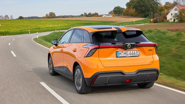 Auch das Heck sieht alles andere als konservativ aus.