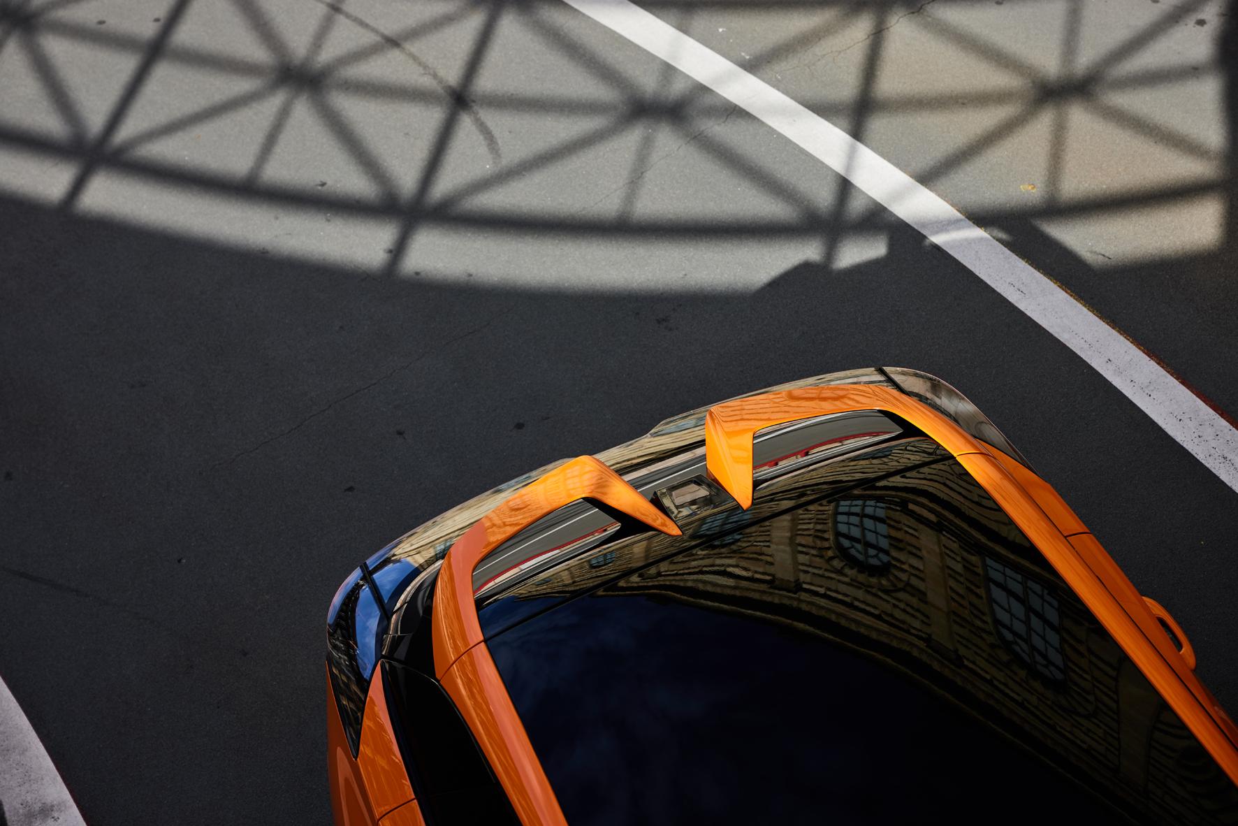 Auffällig ist der zweigeteilte Dachspoiler.