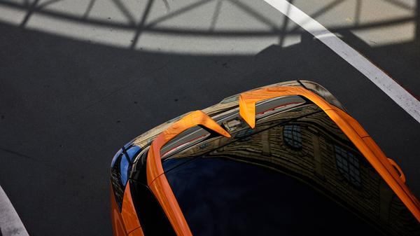 Auffällig ist der zweigeteilte Dachspoiler.