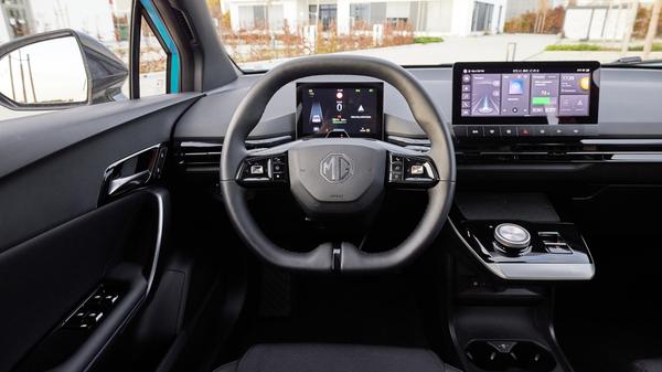 Hinter dem oben und unten abgeflachten, griffigen Lenkrad visualisiert ein kleines 7-Zoll-Display die wichtigsten Fahrinfos.