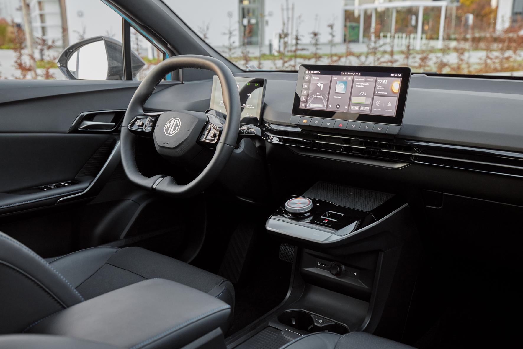 Rechts davon thront ein 10,25-Zoll-Touchscreen auf dem Armaturenträger.