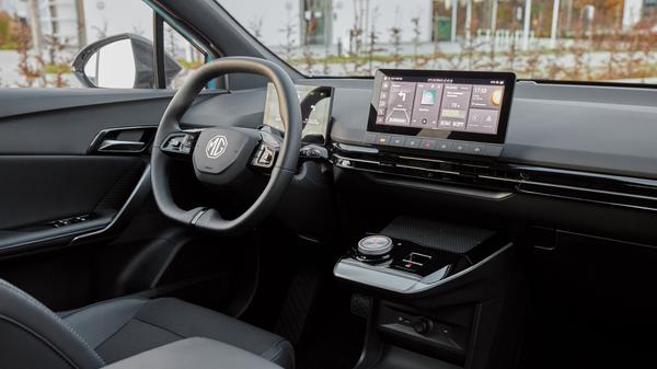 Rechts davon thront ein 10,25-Zoll-Touchscreen auf dem Armaturenträger.